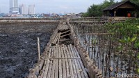 Area yang sebelumnya dipenuhi sampah, kini bersih dan tersisa lumpur.