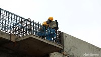 Proyek ini beberapa waktu lalu mengalami kecelakaan kerja kontruksi. Bekisting pier head roboh pada Tol Bekasi, Cawang, Kampung Melayu (Becakayu) di Jalan DI Panjaitan, Jakarta Timur.