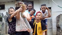 Saya sudah sama pawangnya (saat foto). Yang jelas jangan takut. Di depan kami ada pawangnya yang mengalihkan perhatian dari ular itu, ujar Made. (Foto: dok. Facebook Made Dwi Sudarmawan)