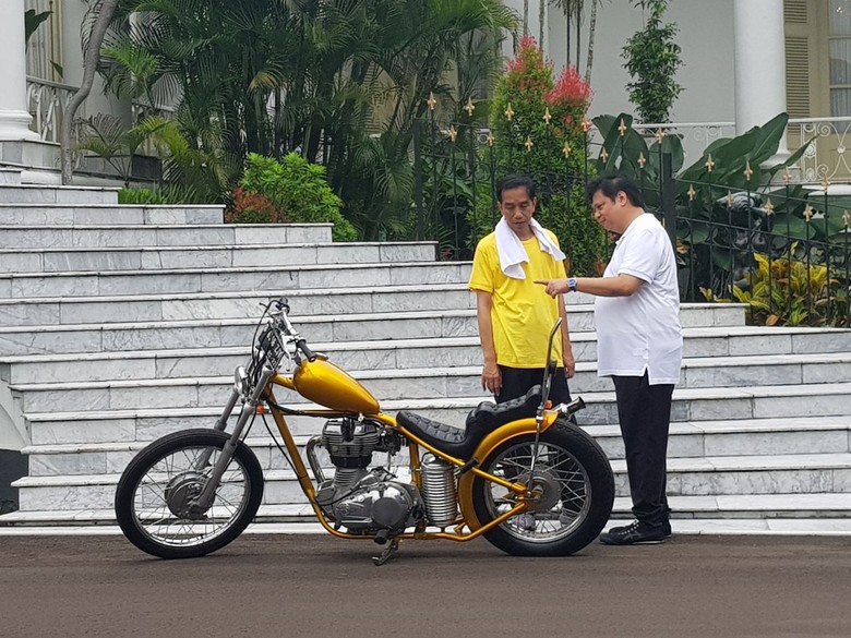 Menteri Perindustrian Airlangga Hartarto dan Presiden Jokowi berbincang di motor chopper. Foto: Jokowi-Airlangga di Istana Bogor (Dok. DPP Golkar) Menteri Perindustrian Airlangga Hartarto dan Presiden Jokowi berbincang di motor chopper. Foto: Jokowi-Airlangga di Istana Bogor (Dok. DPP Golkar)