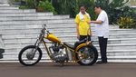 Kaus Kuning dan Chopper Emas di Obrolan Cawapres Jokowi-Airlangga