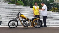 Tadi saya senang motornya warnanya emas, emas itu agak kuning. Kalau kegiatan olahraga itu penghargaan tertinggi itu medali emas, kata Airlangga yang diiringi tawa bersama dengan Jokowi.