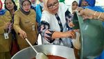 Ini Aksi Fery Baswedan Saat Petik Tomat hingga Potong Tumpeng