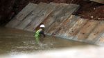 Pekerja Pasang Pelindung Tepi Sungai Kalimalang