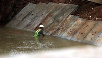 Lining atau pelindung dinding tepi sungai itu dipasang miring sekitar 45 derajat.