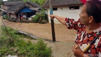 Warga menyebut banjir karena adanya pendangkalan Sungai Rancabungur yang dekat dengan pemukiman.