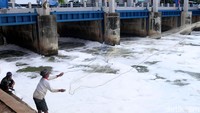 Diakhir pekan ini makin banyak warga yang penasaran ingin cari ikan di sini.