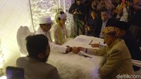 Poppy Sovia resmi dinikahi Ahmad Gussaoki kemarin. Mas kawin logam mulia sebesar 40 gram dipilih untuk pernikahan mereka. Foto: Poppy Sovia dan Suaminya, Oki / Desi Puspasari