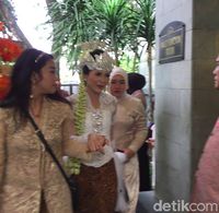 Oki Bawa 7 Seserahan untuk Poppy Sovia, Ada Sepatu Boots Juga 