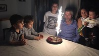 Wah ayahnya Messi ulang tahun nih. Di atas kue cokelat ada lilin yang menyala seperti kembang api. Manisnya momen ini, kakek dikelilingi para cucu menggemaskan. Foto: Instagram @leomessi