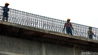 Para pekerja tengah mengerjakan proyek Tol Becakayu.