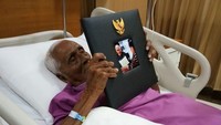 Nyak Sandang saat ini tengah terbaring di ruang perawatan RSPAD, Jakarta. Dia tampak memeluk foto pertemuannnya dengan Jokowi pada Rabu (21/3) kemarin.