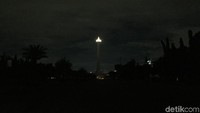 Kawasan Monas juga dimatikan saat kick off Earth Hour. (Foto: Nur Indah Fatmawati/detikcom)
