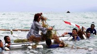 Dalam kesempatan itu, Susi langsung turun ke laut dengan menaiki paddle board dan memanen rumput laut bersama puluhan pembudidaya yang ada di sana. Pool/Humas Kementerian Kelautan dan Perikanan.