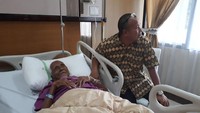Anak Nyak Sandang, Maturidi mengatakan, dirinya menceritakan foto tersebut ke ayahnya. Untuk diketahui, penglihatan Nyak Sandang tidak baik, karena terkena penyakit katarak.