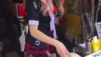 Penjual takoyaki ini bernama Yukio, ia mengenakan baju cosplay bertema anime untuk menarik pelanggan. Hasilnya, gerai takoyakinya ramai dibeli. Foto: Istimewa