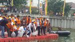 Potret Anies Ngecat Kampung dan Tebar Ikan di Danau Sunter