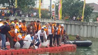 Foto: Selain melihat proses penandatanganan kerja sama, Anies beserta Husein juga melakukan penyebaran benih ikan nila di Danau Sunter bagian barat.Fotografer: Zunita Amalia Putri/detikcom