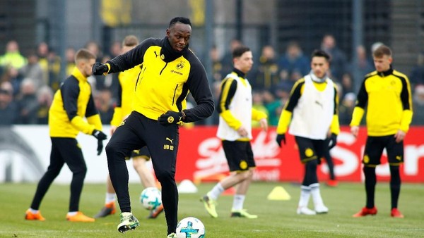 Latihan Perdana Bolt di Lapangan Hijau