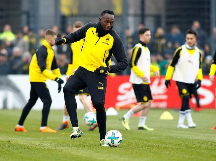 Latihan Perdana Bolt di Lapangan Hijau