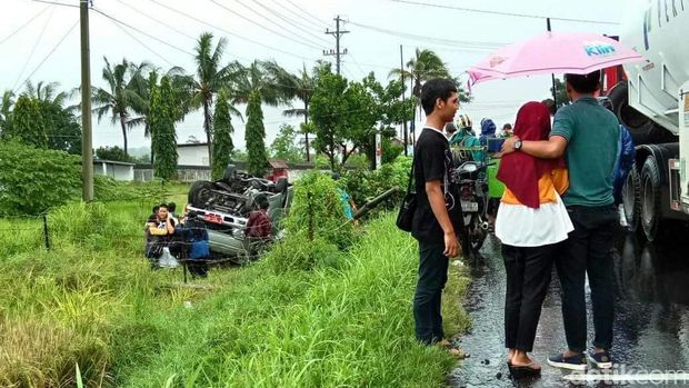 Kecelakaan terjadi saat kondisi di lokasi sedang hujan gerimis. 