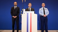 Presiden Perancis Emmanuel Macron menyampaikan pidato di Kementerian Dalam Negeri yang dihadiri oleh Perdana Menteri Edouard Philippe dan Direktur Jenderal Gendarmerie Nationale Richard Lizurey. Otoritas Prancis tengah memastikan klaim ISIS terkait kasus penyanderaan ini. (Foto: REUTERS/Philippe Wojazer)
