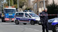 Polisi Prancis mengamankan area dalam operasi di Carcassonne, dekat supermarket di Trebes, Prancis (Foto: REUTERS/Regis Duvignau)