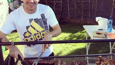Keren! Begini Nih Gaya Makan Pesepak Bola Lionel Messi