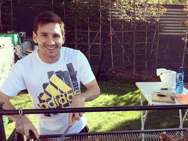 Keren! Begini Nih Gaya Makan Pesepak Bola Lionel Messi