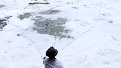 Mancing Ikan di Lautan Busa
