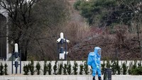 Para polisi lantas menyisir seluk beluk sisi depan gedung parlemen.Foto: REUTERS/David W Cerny