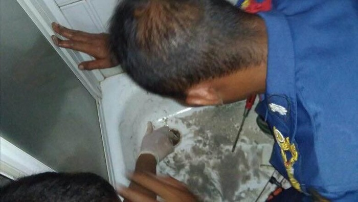 Damkar Bantu Warga yang Tangannya Terjepit di Kamar Mandi