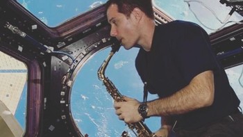 Dia juga memposting sejumlah foto yang memperlihatkan aktivitasnya ketika bertugas di stasiun luar angkasa. Dari sana, para followernya jadi tahu bagaimana rasanya melayang di luar angkasa dan bagaimana para astronot saat menjalankan tugasnya. Ini saat Thomas asyik bermain saxophone di sela dia bertugas. Foto: Instagram @thom_astro