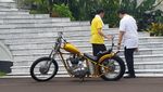 Kaus Kuning dan Chopper Emas di Obrolan Cawapres Jokowi-Airlangga