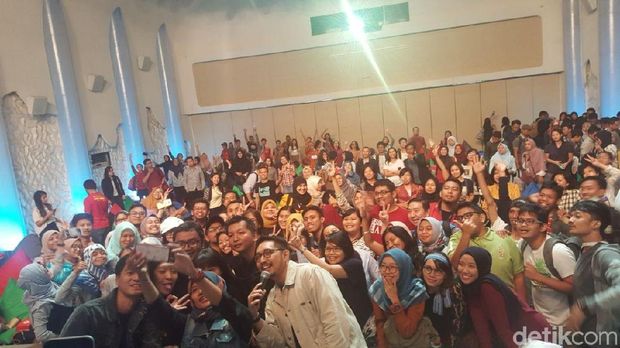 Para narasumber berfoto bersama para traveler