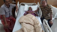 Saya gambarkan cerita di album foto itu. Ayah kan agak kesulitan melihat. Dia senang sekali. Saya pun sebagai keluarga merasa sangat senang, ujar Maturidi.