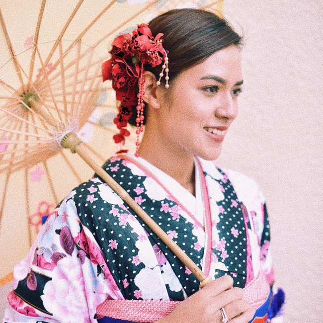 Rambut Raisa ditata dengan sanggul sederhana yang dihiasi aksesori bunga berwarna merah. Sudah mirip wanita Jepang, belum? Foto: Instagram/@raisa6690