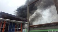 Pengangkut Alat Berat Terbakar di Terminal Peti Kemas Tj Priok