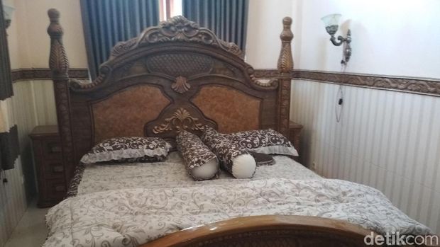 Ada Meja Ukir Naga dan Perabot Impor di Rumah Mujiono Rp 17 M