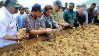 Pada kesempatan tersebut juga dilakukan penyerahan bantuan kebun bibit rumput laut kultur jaringan sebanyak 40 unit atau seluas 2,5 hektar kepada kelompok pembudidaya di Kampung Saharei. Pool/Humas Kementerian Kelautan dan Perikanan.