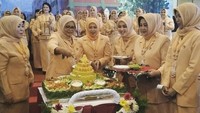 Momen perayaan Dharma Wanita Persatuan (DWP) dimeriahkan dengan kehadiran tumpeng lengkap. Terlihat Ibu Fery berkesempatan memotong puncak tumpeng. Foto: Instagram @fery.farhati