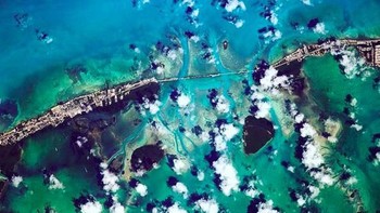 Tak sulit bagi @thom_astro menarik perhatian. Para pecinta astronomi atau mereka yang sekadar menyukai foto-foto indah mengikutinya. Ini adalah laut Florida, Amerika Serikat dilihat dari stasiun luar angkasa. Foto: Instagram @thom_astro