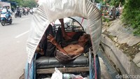 Tak ada identitas atau dokumen di becaknya. Hanya ada perlengkapan mandi, pakaian lusuh, dan uang pecahan Rp 2.000 dan Rp 100 ribu yang totalnya Rp 48.970.000. (Foto: Istimewa)