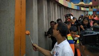 Foto: Anies juga menyempatkan diri mengecat salah satu dinding.Fotografer: Zunita Amalia Putri/detikcom