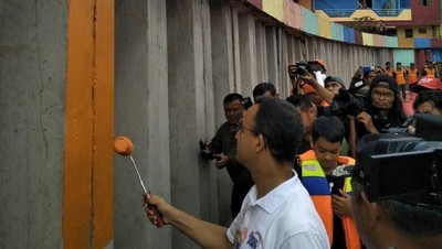 Potret Anies Ngecat Kampung dan Tebar Ikan di Danau Sunter