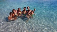 Wah seru banget nih, bersama keluarga dan rekannya, Messi asyik berenang di laut. Sambil renang sambil minum pina colada dalam wadah nanas segar. Segarnya! Foto: Instagram @leomessi