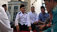 Kemudian ia memanggil pengurus masjid untuk bercengkerama berkaitan kegiatan masjid. Pool/Pemprov Kalteng.