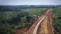 Jalan perbatasan Indonesia dan Malaysia sebelum dibangun masih tanah dan berlumpur. Mengutip laman Facebook Presiden Joko Widodo dan Instagram Kementerian Pekerjaan Umum dan Perumahan Rakyat, puluhan tahun lamanya kawasan perbatasan di Kalimantan tak begitu terjamah pembangunan.Foto: Dok. Facebook Presiden Jokowi/Instagram PUPR