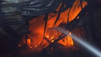 Kapolsek Jatiuwung Kompol Eliantoro menjelaskan api menyala saat pegawai sedang bekerja mengelem busa pada kursi. Percikan api langsung menyambar busa. (Foto: Dok. BPBD Tangerang)