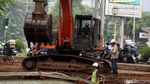 Pekerja Pasang Pelindung Tepi Sungai Kalimalang